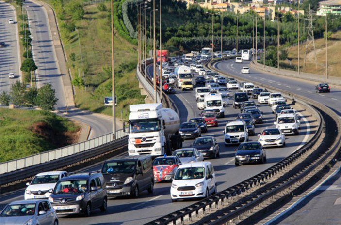 Bayram tatili dönüşü trafik yoğunluğu