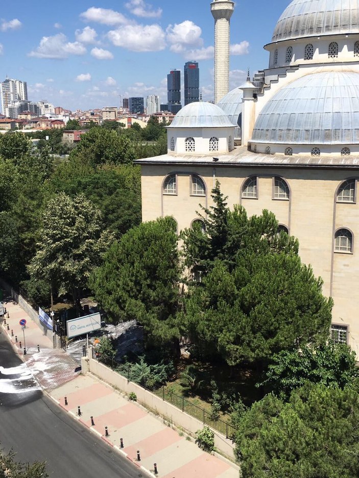 CHP'li Kartal Belediyesi cami avlularını tek tek yıkadı