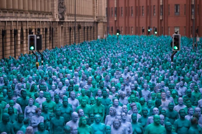 3 bin İngiliz soyunup vücutlarını maviye boyadı