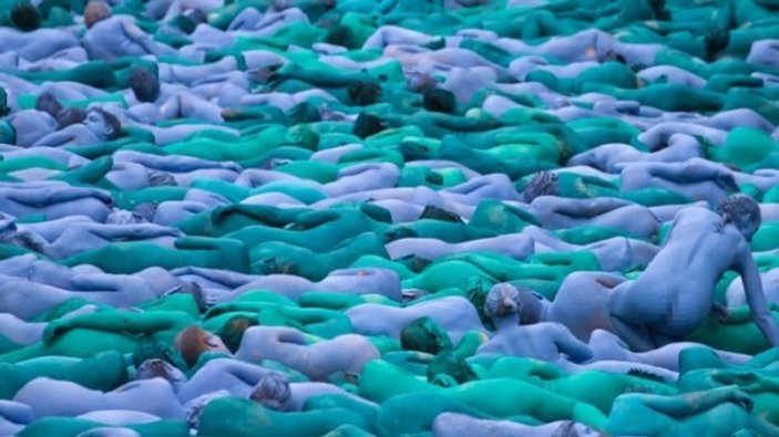 3 bin İngiliz soyunup vücutlarını maviye boyadı