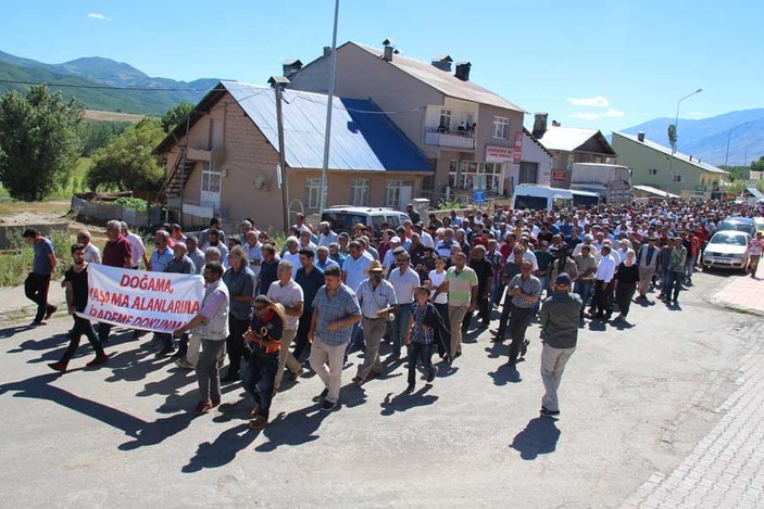 Askeri barikatlar Tunceli Ovacık'ta protesto edildi