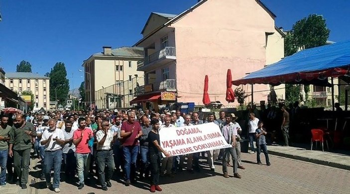 Askeri barikatlar Tunceli Ovacık'ta protesto edildi