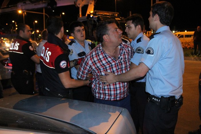 Alkollü sürücü ve arkadaşları gazetecilere saldırdı