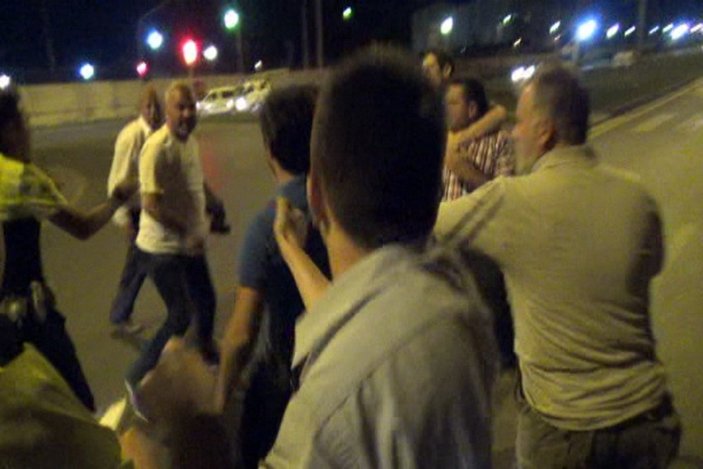 Alkollü sürücü ve arkadaşları gazetecilere saldırdı
