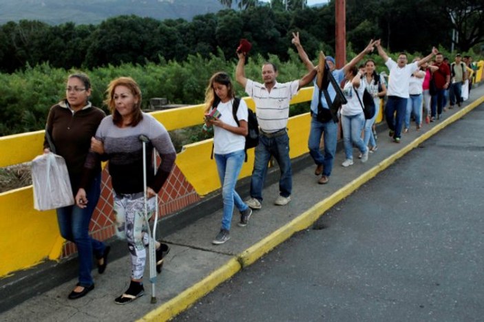 Venezuela Kolombiya sınır kapısını açtı