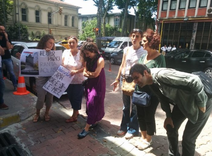 CHP'li başkan protestoculardan kaçtı