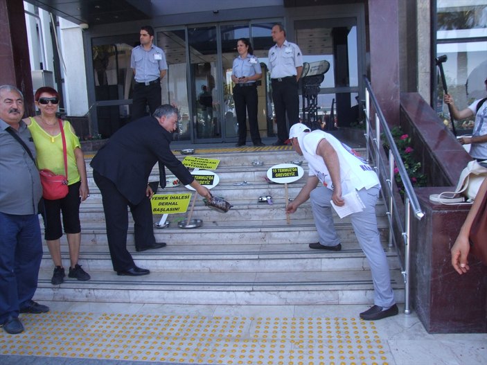 İzmir Büyükşehir Belediyesi önünde 'tencere tavalı' eylem