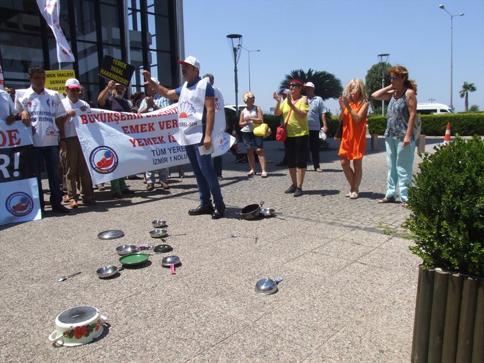 İzmir Büyükşehir Belediyesi önünde 'tencere tavalı' eylem