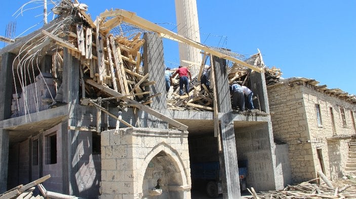 Mersin'de cami inşaatı çöktü: 1 ölü