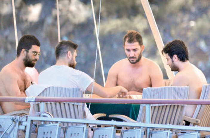 Arda Turan teknede arkadaşlarıyla tatil yapıyor