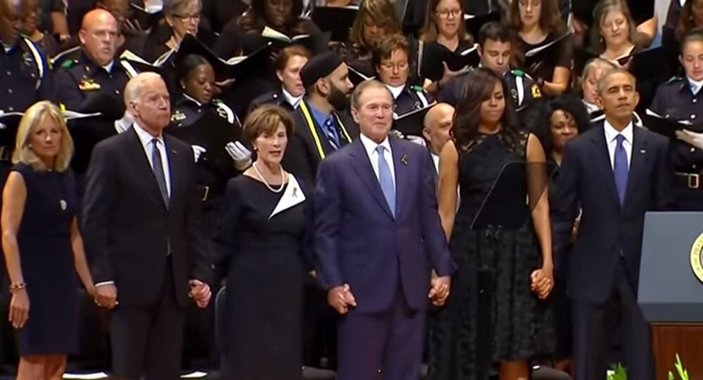 Bush'un cenaze törenindeki neşeli halleri