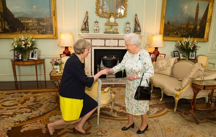 Theresa May Kraliçe Elizabeth'in huzurunda