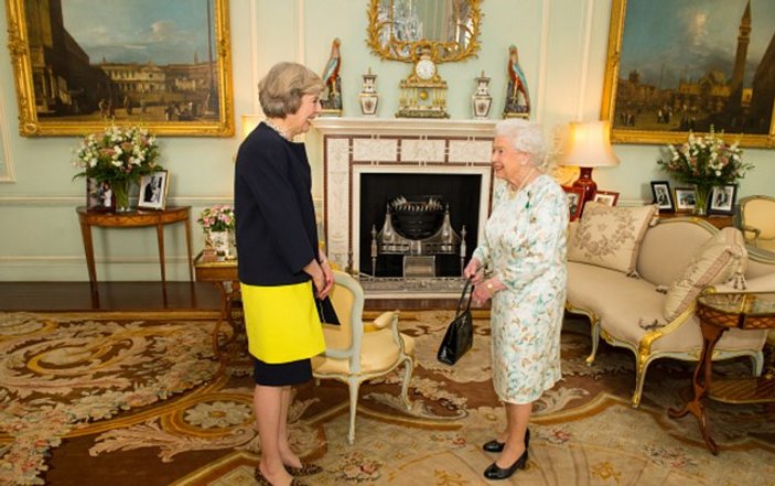 Theresa May Kraliçe Elizabeth'in huzurunda