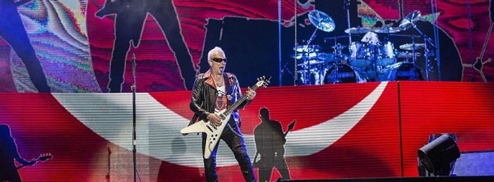 Scorpions şarkılarını dev Türk bayrağı önünde söyledi