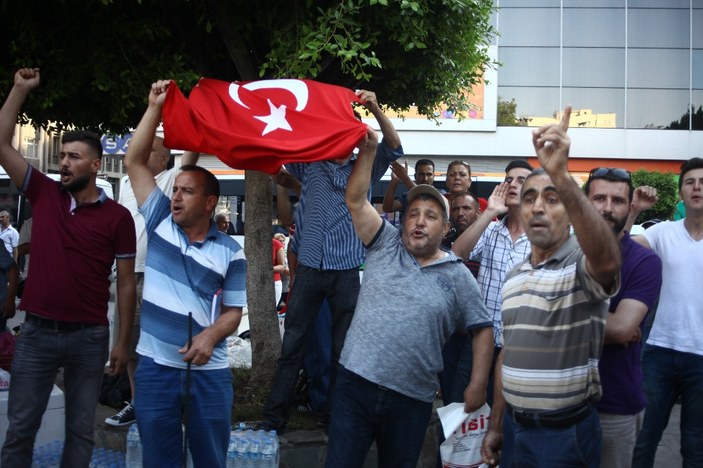HDP’nin basın açıklamasına Türk bayraklı protesto