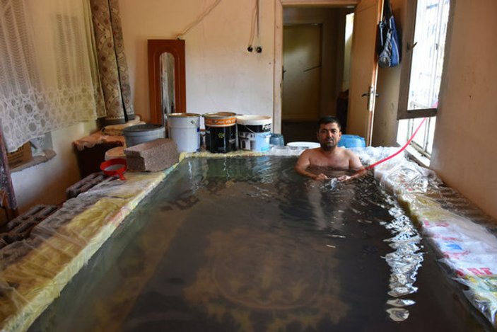 Şanlıurfa'da bir vatandaş salonu havuz yaptı