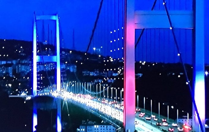 Boğaziçi Köprüsü Fransa'nın renklerine büründü