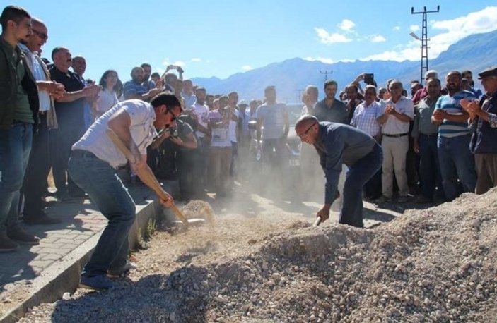 Tunceli'de köylüler barikatları protesto etti PKK saldırı yaptı