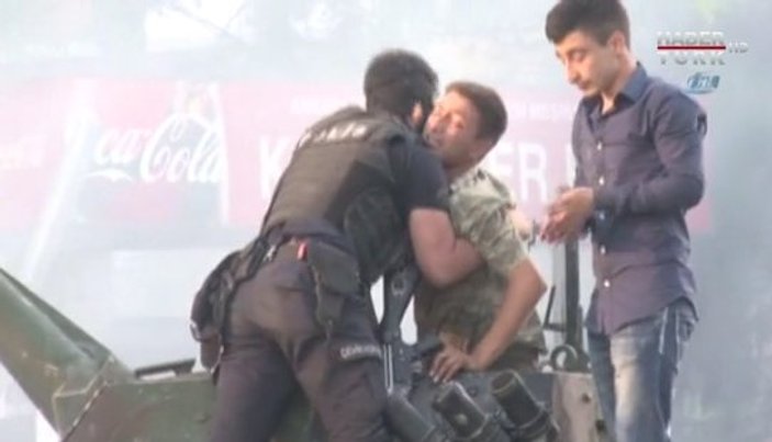 Polis darbeci askeri linçten kurtardı