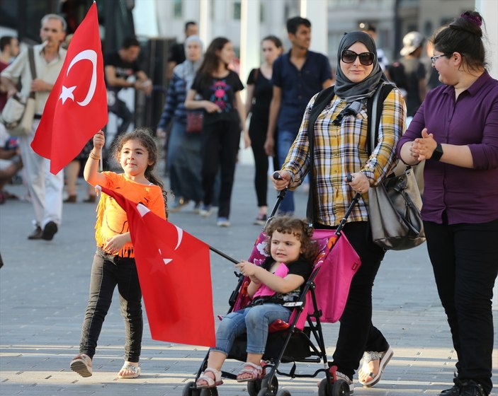 Taksim'de milletin demokrasi nöbeti VİDEO