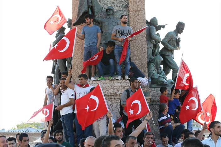 Taksim'de milletin demokrasi nöbeti VİDEO