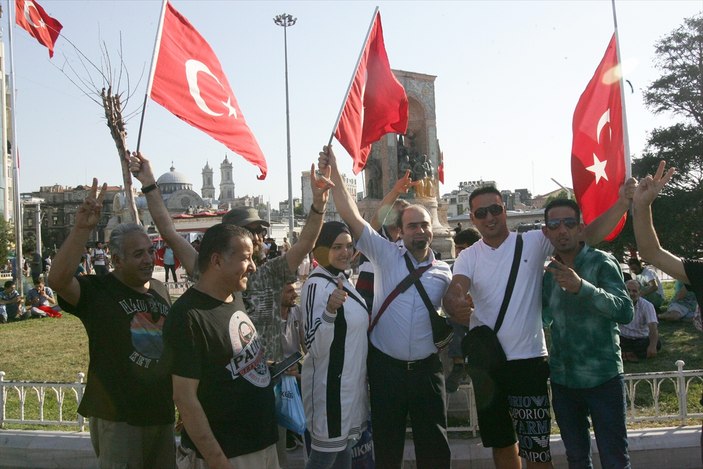 Taksim'de milletin demokrasi nöbeti VİDEO