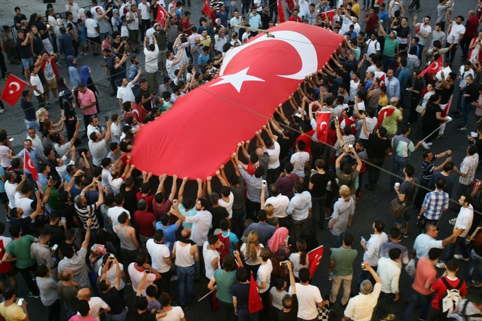 Taksim'de milletin demokrasi nöbeti VİDEO