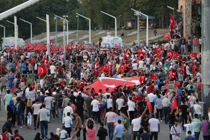 Taksim'de milletin demokrasi nöbeti VİDEO