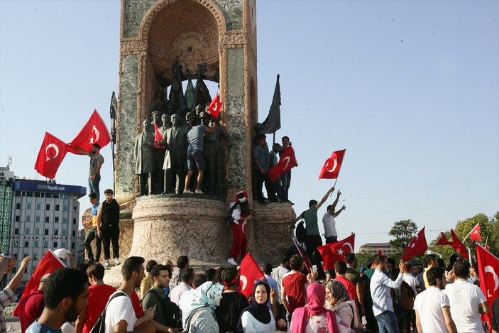 Taksim'de milletin demokrasi nöbeti VİDEO