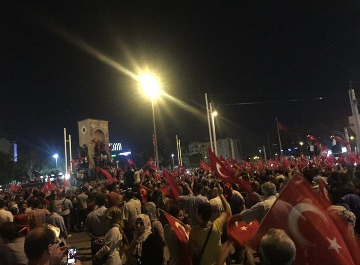 Taksim'de milletin demokrasi nöbeti VİDEO