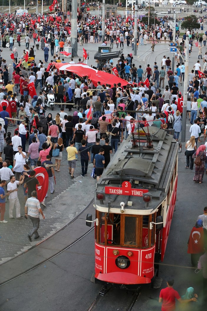 Taksim'de milletin demokrasi nöbeti VİDEO