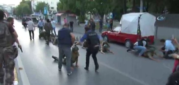 Türk Telekom binasına giren askerler teslim oldu