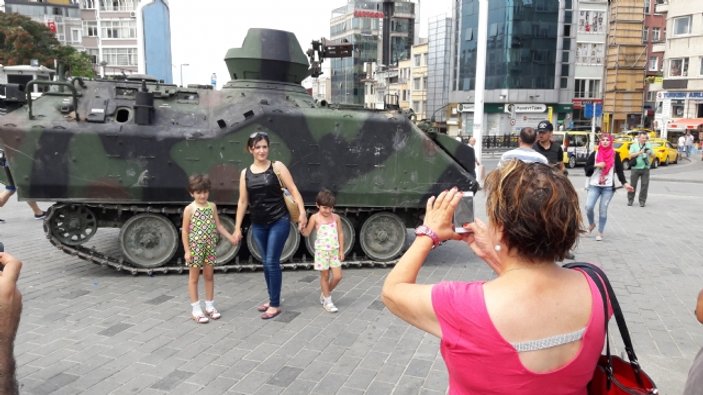 Taksim'de zırhlı araçla selfie yarışı