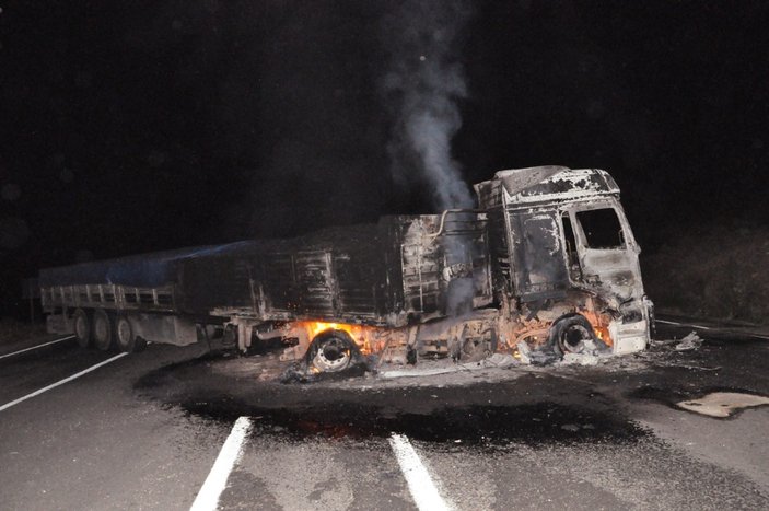 Tunceli'de teröristler TIR yaktı