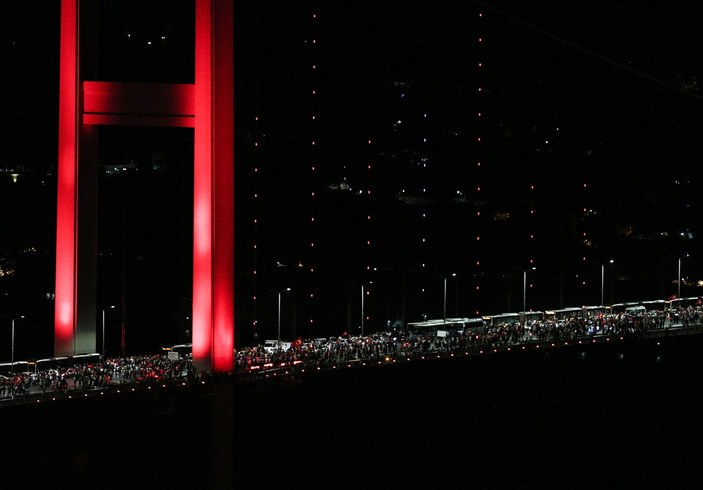 Vatandaşlar darbeye karşı Boğaziçi Köprüsü'nde buluştu