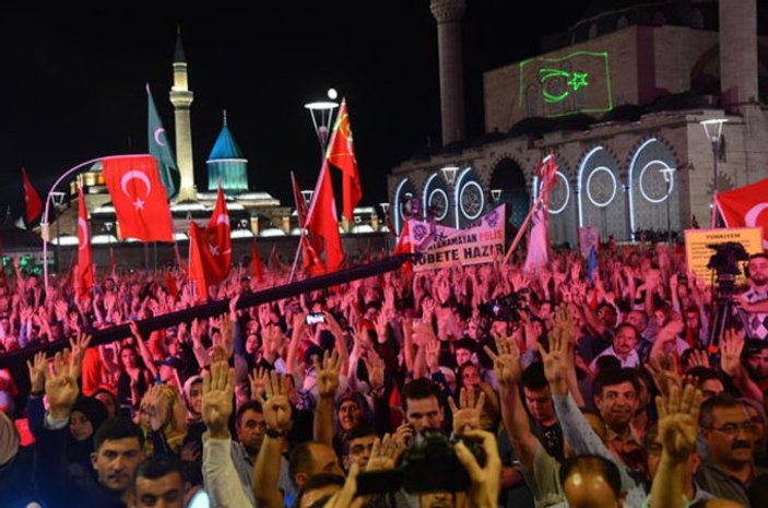 Halk demokrasi nöbeti için meydanlarda