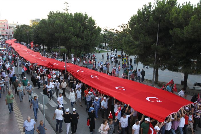 Samsun'da 20 bin kişi 1919 metrelik bayrakla yürüdü