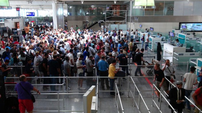 Havalimanında pasaport kontrol yoğunluğu