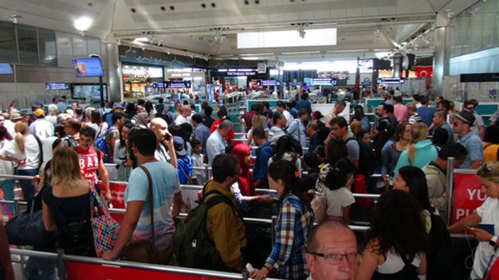 Havalimanında pasaport kontrol yoğunluğu