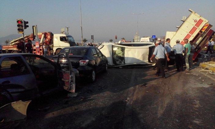 İzmir’de 8 araç birbirine girdi: 10 yaralı