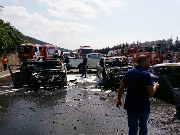 TEM'de zincirleme kaza: Araçlar kül oldu