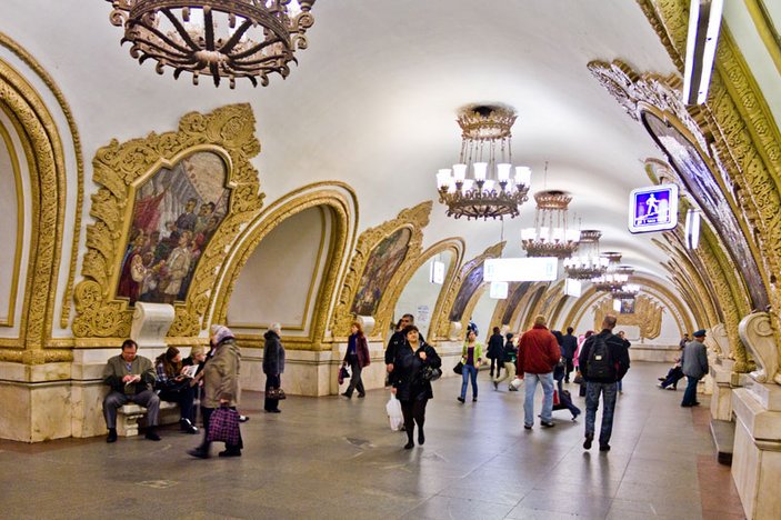 Moskova metrosu tasarımıyla büyülüyor