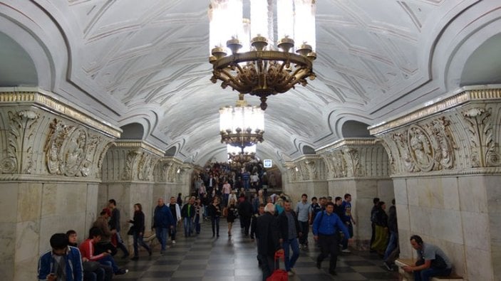 Moskova metrosu tasarımıyla büyülüyor