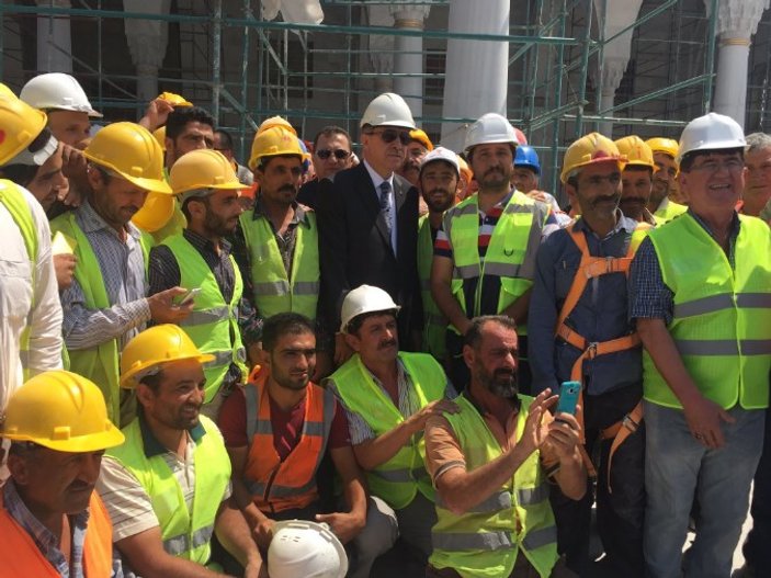 Cumhurbaşkanı Erdoğan cami inşaatını gezdi