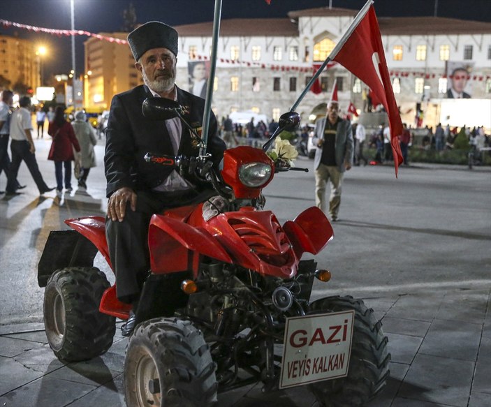 63 yaşındaki Veysi dede demokrasi nöbetinde