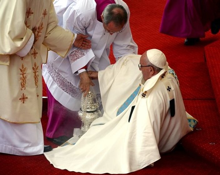 Papa yere düştü VİDEO