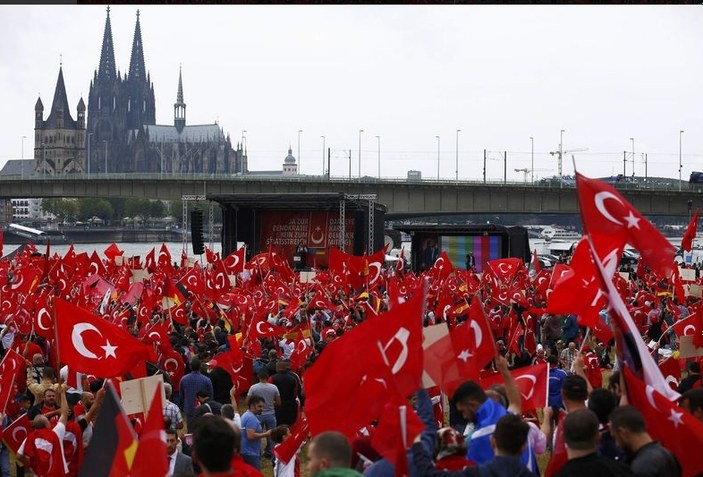 Avrupalı Türkler'den Köln'de demokrasi mitingi