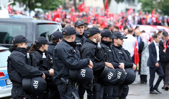 Avrupalı Türkler'den Köln'de demokrasi mitingi
