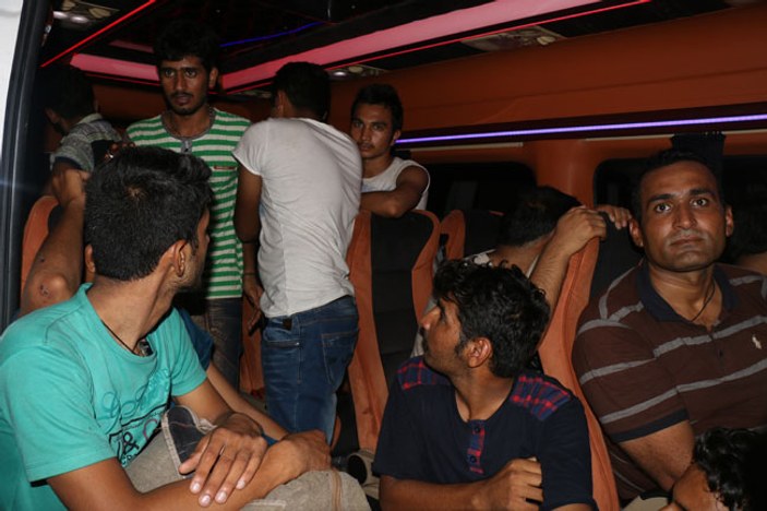 Türk bayraklı minibüsten kaçak göçmen çıktı