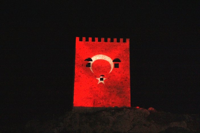 Şile Kalesi'ne Türk bayrağı yansıtıldı
